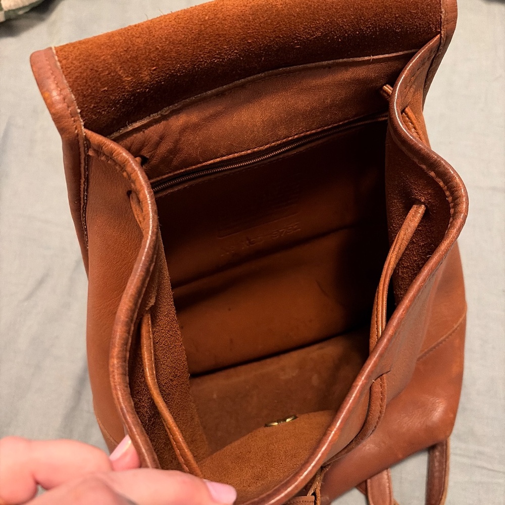 Well loved medium vintage Coach daypack turn lock in tan - Picture 5 of 10